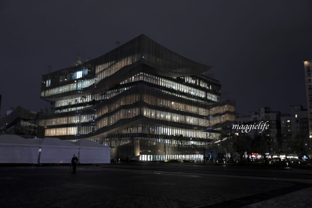 桃園市立圖書館總館,綠建築超美的,有插座全家都可以來,雨天備案 - 第9張圖 桃園市立圖書館總館,綠建築超美的,有插座全家都可以來,雨天備案