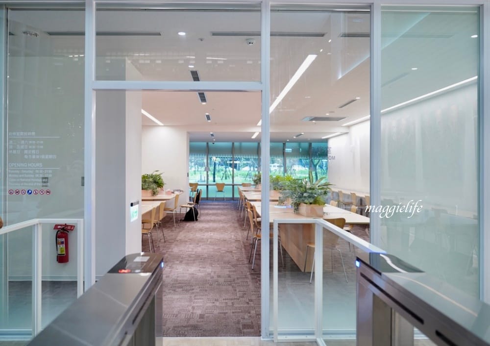 桃園市立圖書館總館，綠建築超美的，有插座全家都可以來，雨天備案