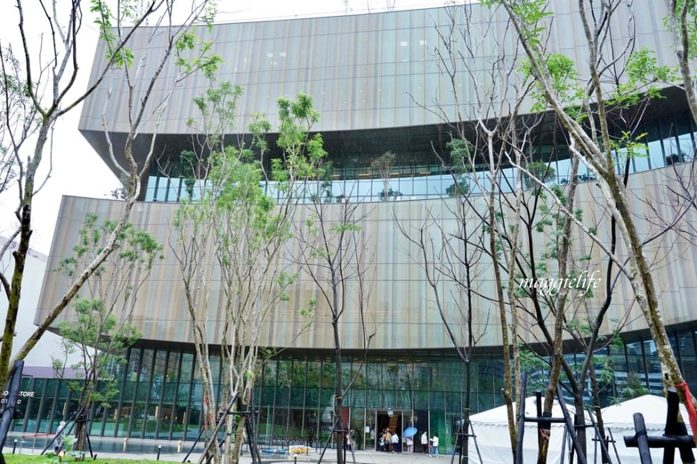 桃園市立圖書館總館，綠建築超美的，有插座全家都可以來，雨天備案