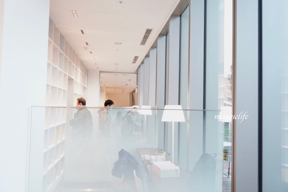 桃園市立圖書館總館，綠建築超美的，有插座全家都可以來，雨天備案