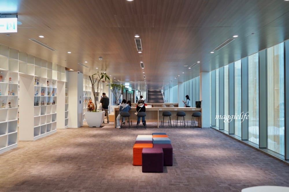 桃園市立圖書館總館，綠建築超美的，有插座全家都可以來，雨天備案