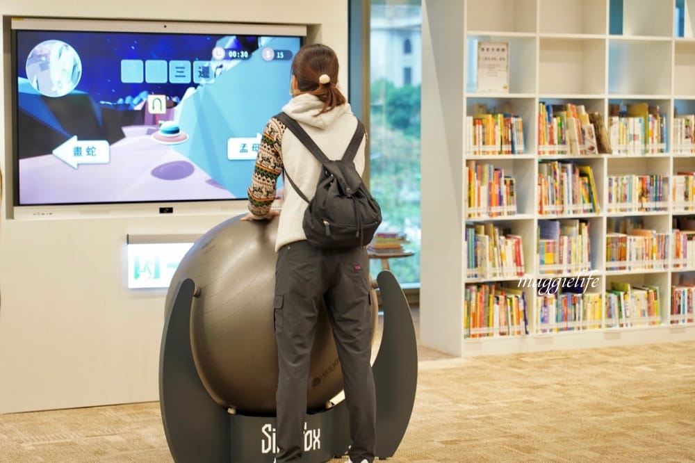 桃園市立圖書館總館,綠建築超美的,有插座全家都可以來,雨天備案 - 第60張圖 桃園市立圖書館總館,綠建築超美的,有插座全家都可以來,雨天備案