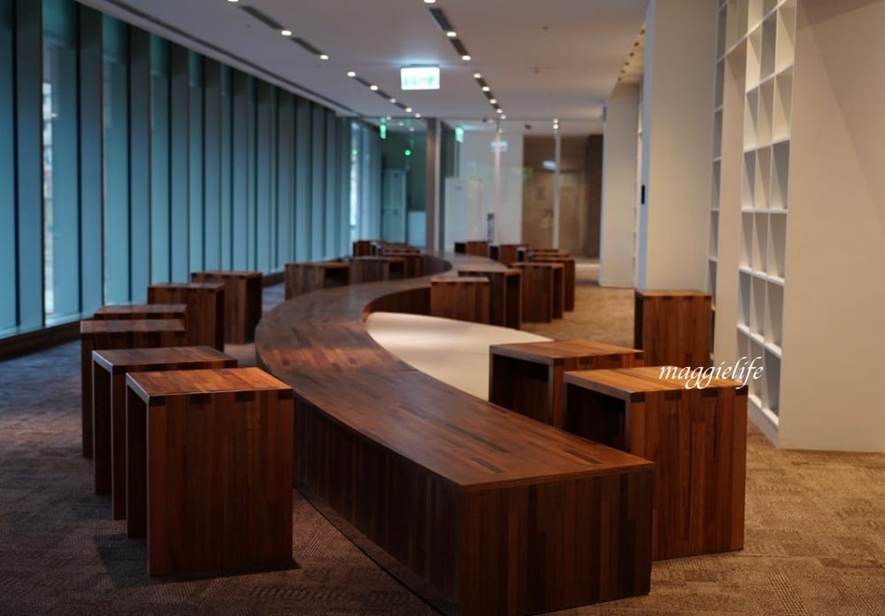 桃園市立圖書館總館，綠建築超美的，有插座全家都可以來，雨天備案