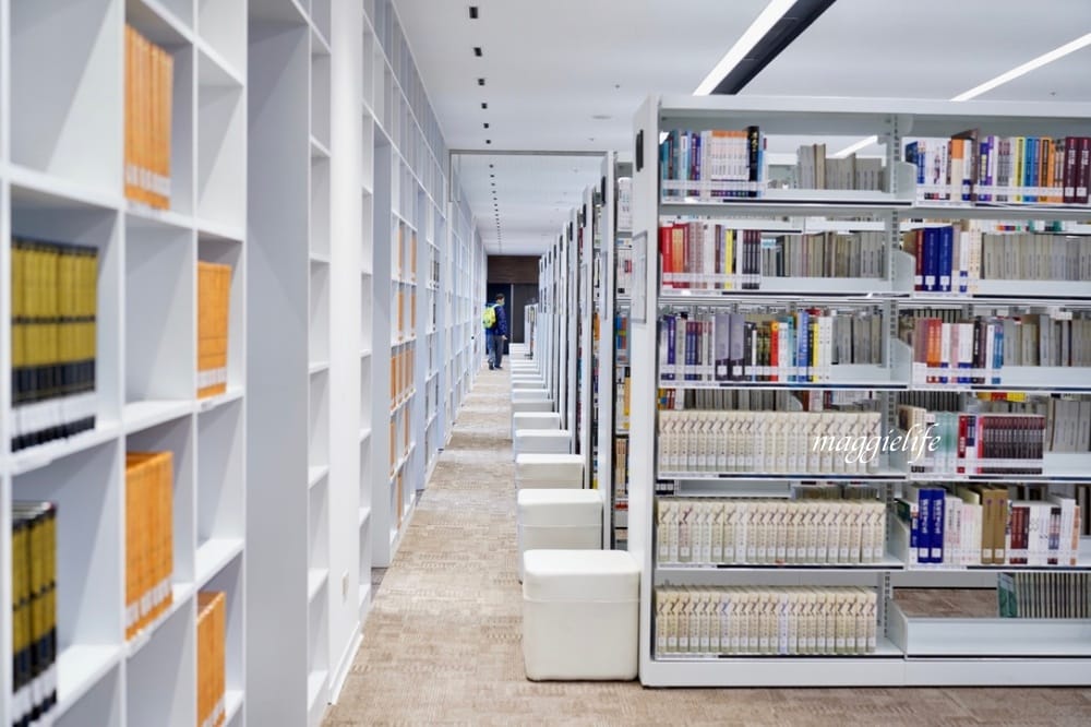 桃園市立圖書館總館，綠建築超美的，有插座全家都可以來，雨天備案