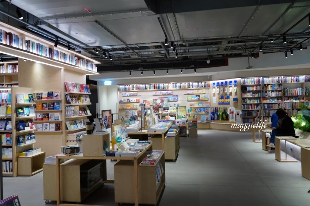 桃園市立圖書館總館，綠建築超美的，有插座全家都可以來，雨天備案