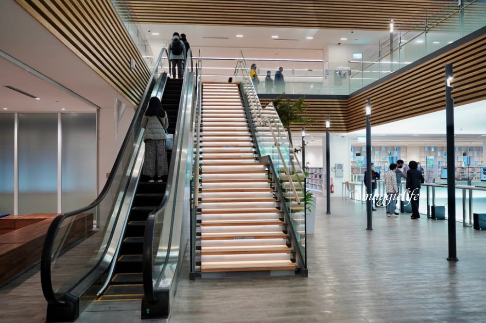 桃園市立圖書館總館，綠建築超美的，有插座全家都可以來，雨天備案