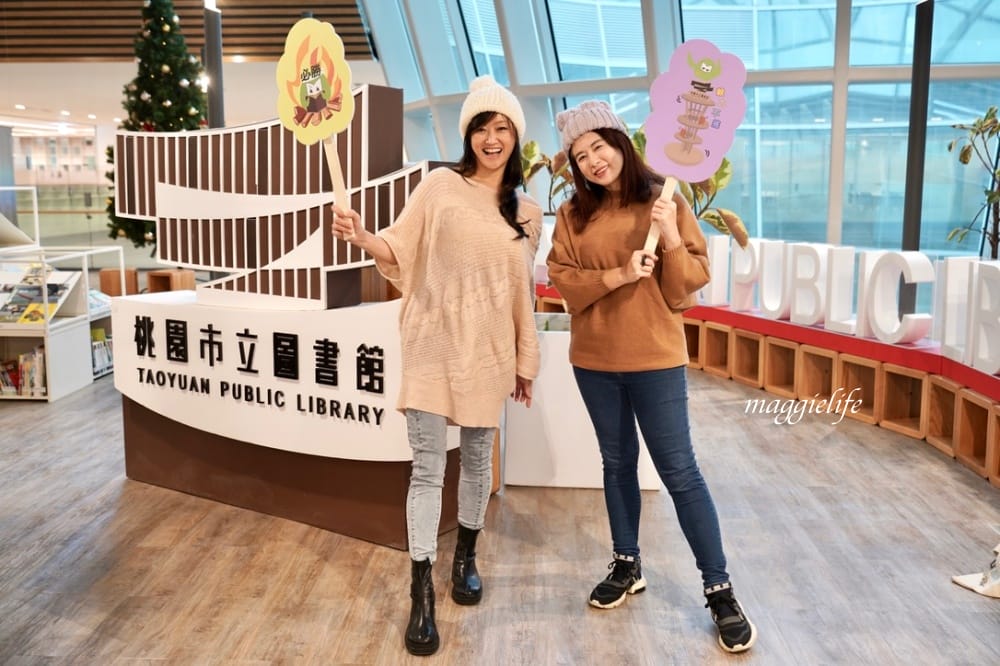 桃園市立圖書館總館，綠建築超美的，有插座全家都可以來，雨天備案