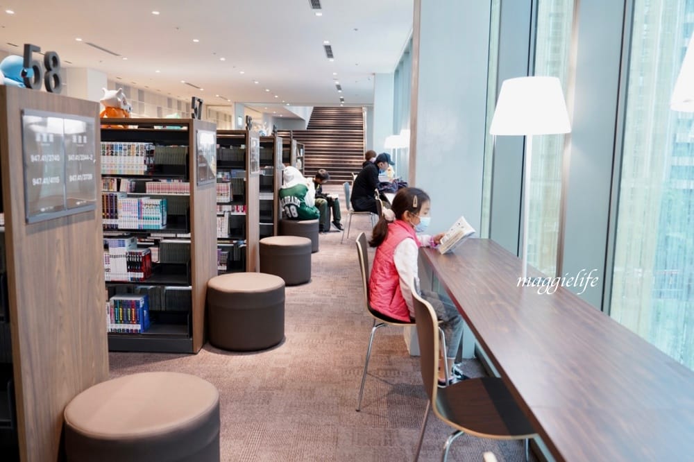 桃園市立圖書館總館,綠建築超美的,有插座全家都可以來,雨天備案 - 第90張圖 桃園市立圖書館總館,綠建築超美的,有插座全家都可以來,雨天備案