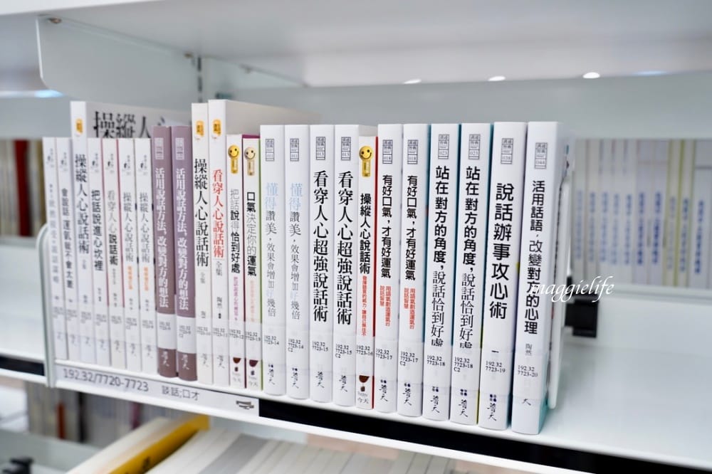 桃園市立圖書館總館，綠建築超美的，有插座全家都可以來，雨天備案