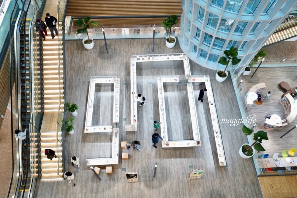 桃園市立圖書館總館，綠建築超美的，有插座全家都可以來，雨天備案