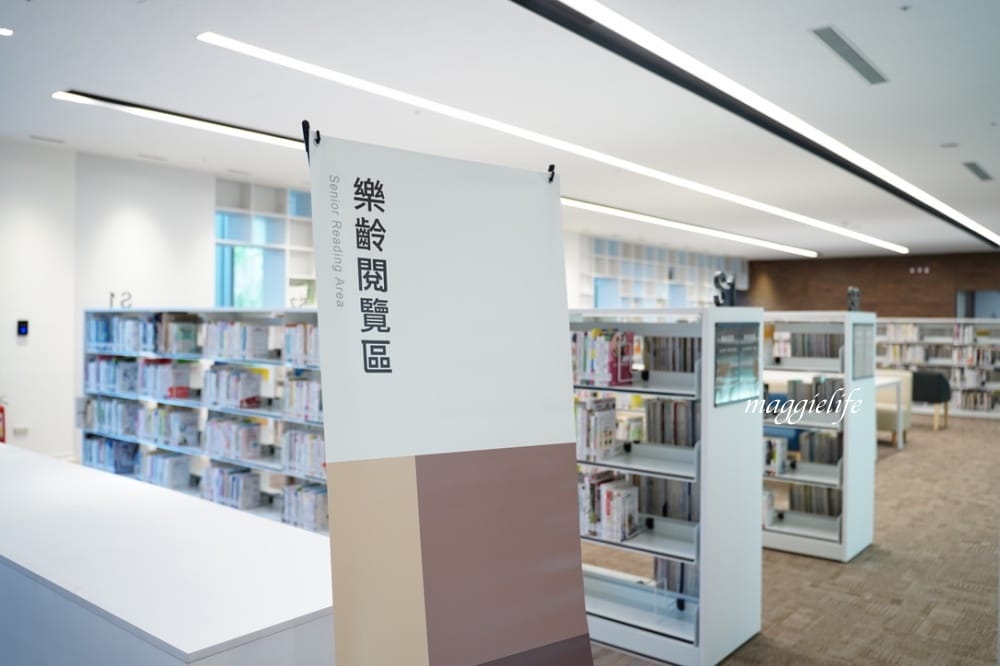 桃園市立圖書館總館，綠建築超美的，有插座全家都可以來，雨天備案