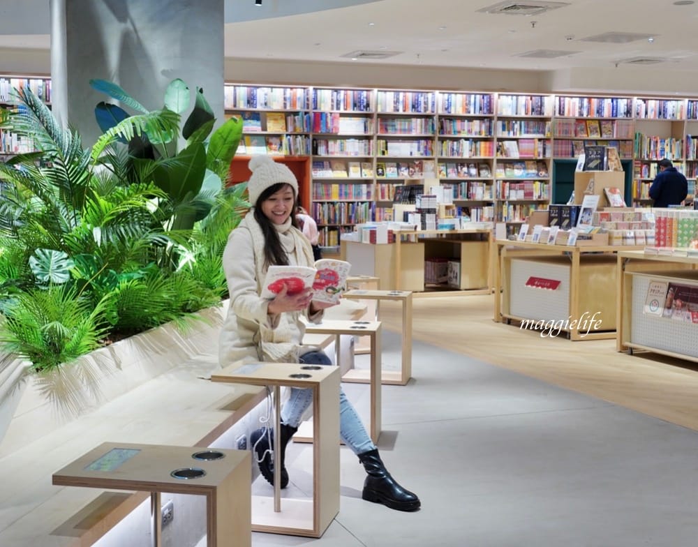桃園市立圖書館總館，綠建築超美的，有插座全家都可以來，雨天備案