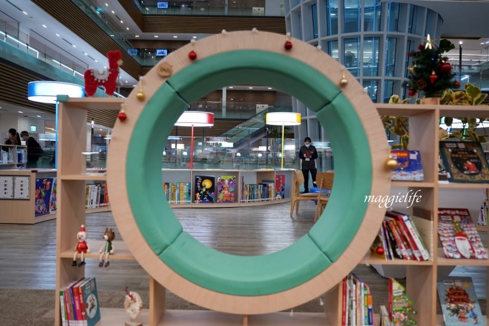 桃園市立圖書館總館，綠建築超美的，有插座全家都可以來，雨天備案