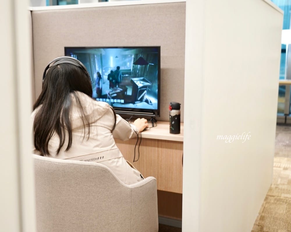 桃園市立圖書館總館，綠建築超美的，有插座全家都可以來，雨天備案