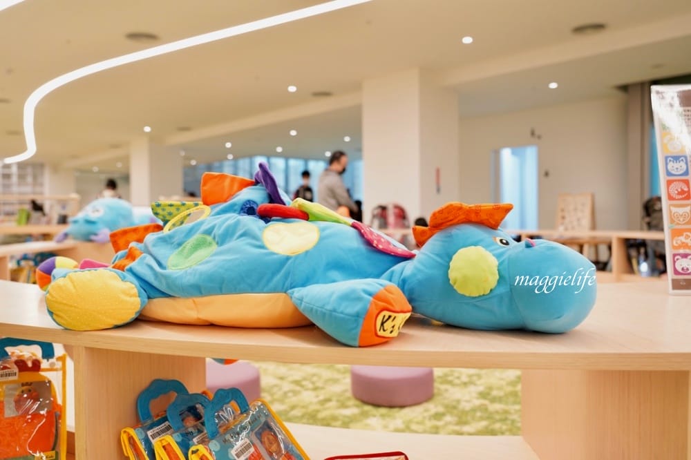 桃園市立圖書館總館,綠建築超美的,有插座全家都可以來,雨天備案 - 第69張圖 桃園市立圖書館總館,綠建築超美的,有插座全家都可以來,雨天備案