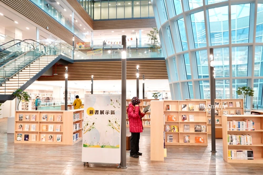 桃園市立圖書館總館，綠建築超美的，有插座全家都可以來，雨天備案