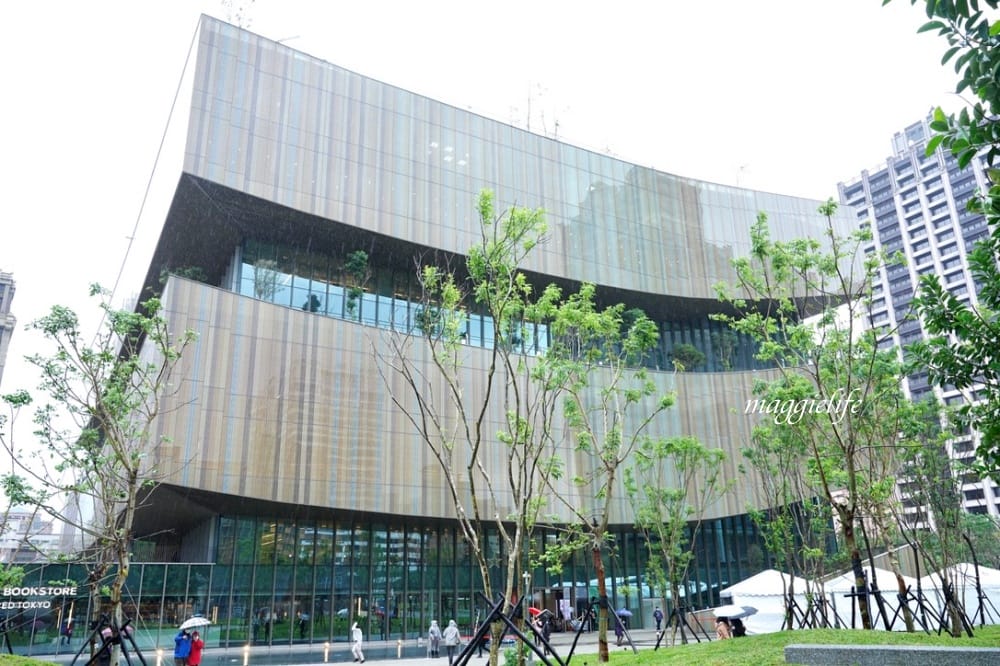 桃園市立圖書館總館,綠建築超美的,有插座全家都可以來,雨天備案 - 第3張圖 桃園市立圖書館總館,綠建築超美的,有插座全家都可以來,雨天備案