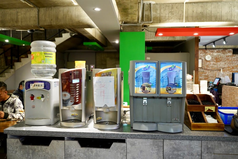 桃園呷霸牛肉麵，加麵加湯不用錢，還有豆花豆漿吃到飽