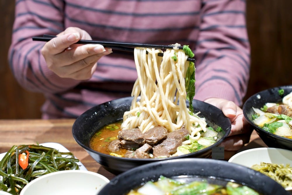 桃園呷霸牛肉麵，加麵加湯不用錢，還有豆花豆漿吃到飽
