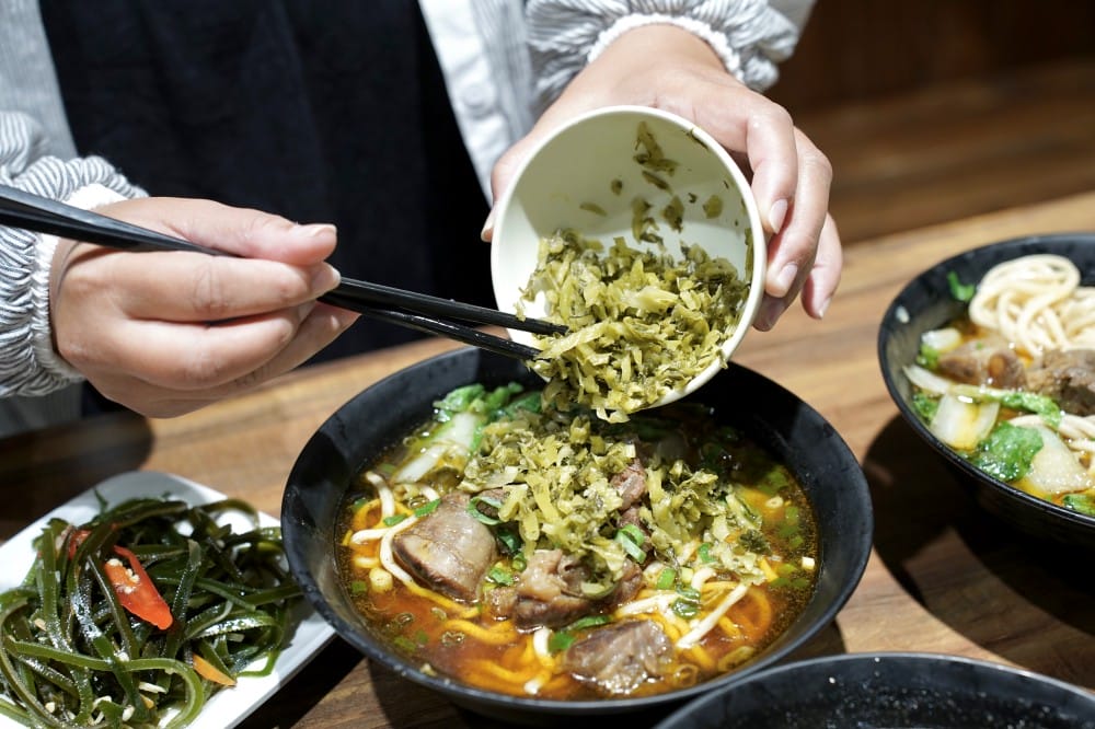 桃園呷霸牛肉麵，加麵加湯不用錢，還有豆花豆漿吃到飽