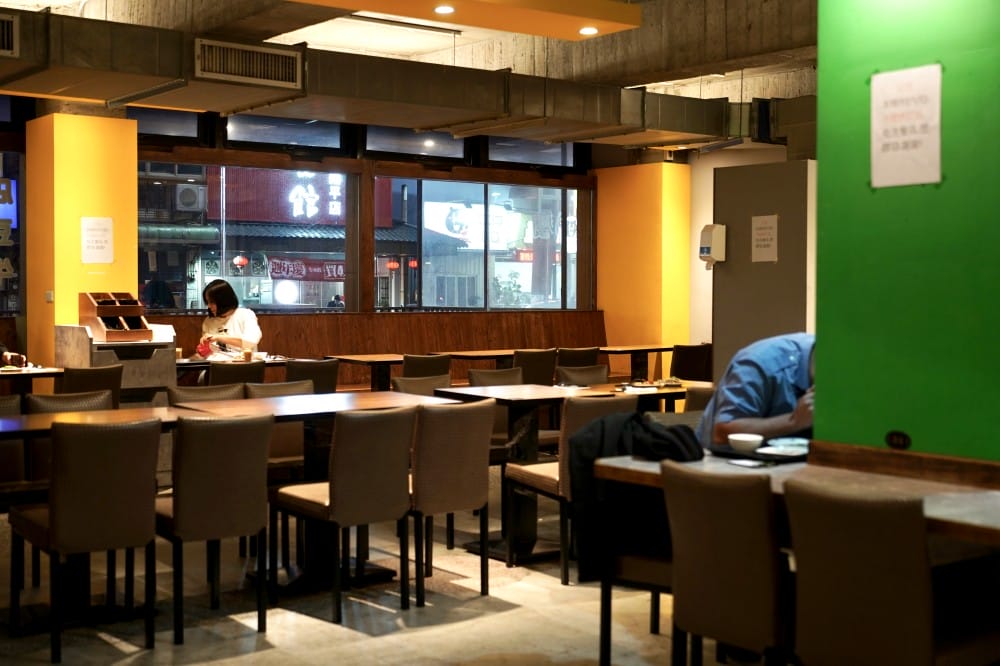 桃園呷霸牛肉麵，加麵加湯不用錢，還有豆花豆漿吃到飽