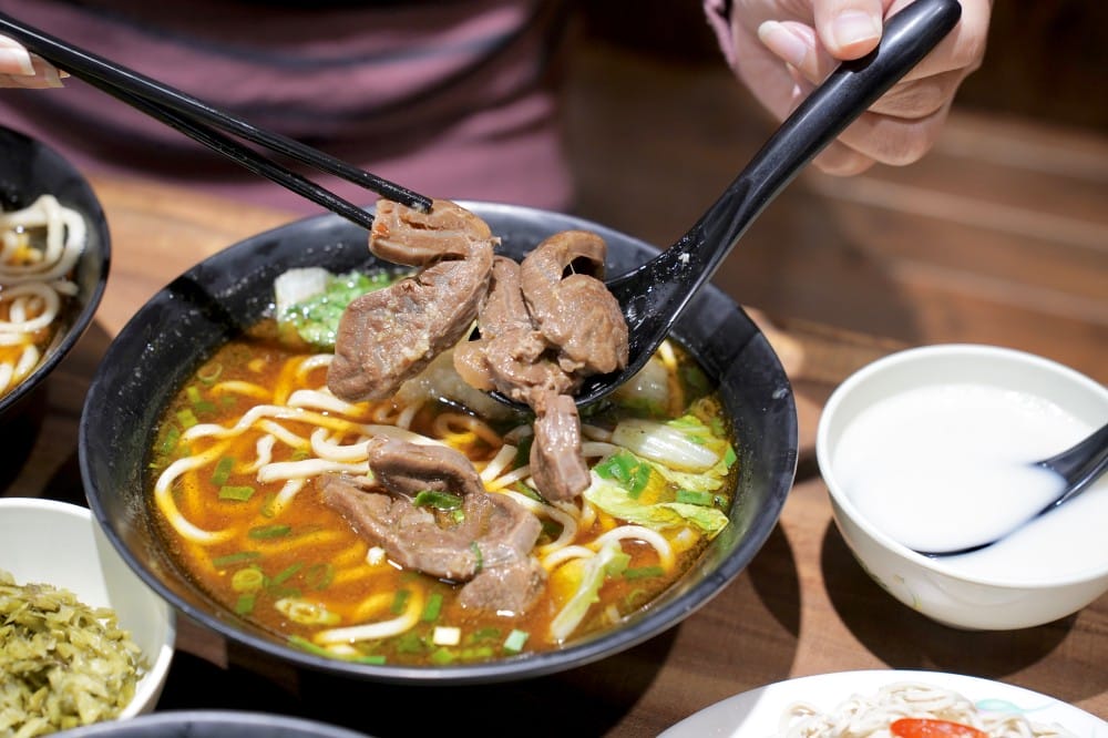 桃園呷霸牛肉麵，加麵加湯不用錢，還有豆花豆漿吃到飽