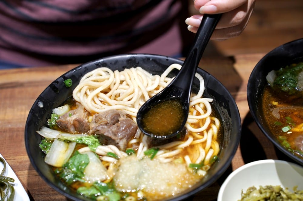 桃園呷霸牛肉麵，加麵加湯不用錢，還有豆花豆漿吃到飽
