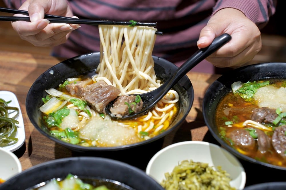 桃園呷霸牛肉麵，加麵加湯不用錢，還有豆花豆漿吃到飽
