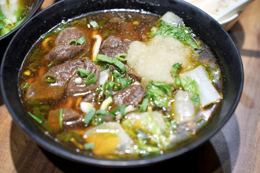 桃園呷霸牛肉麵，加麵加湯不用錢，還有豆花豆漿吃到飽