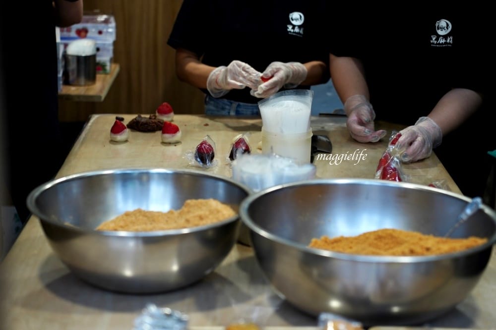 南京復興美食｜黑麻糬遼寧街夜市必吃，IG爆紅草莓大福每天排隊，15元起還有草仔粿，紅龜粿