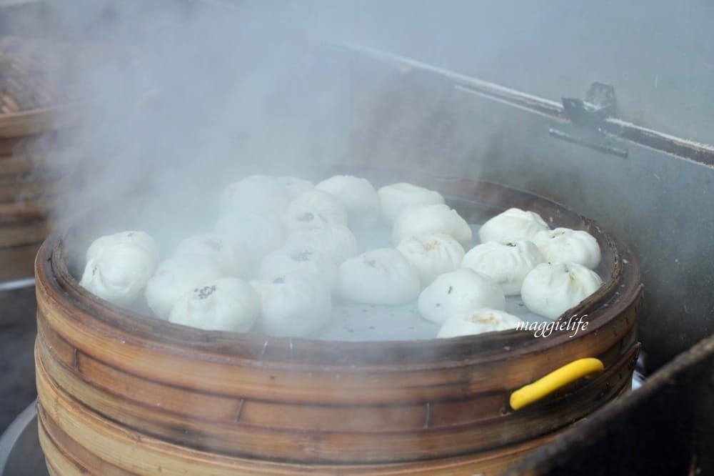 金山老街必吃｜金山王肉包，一出爐就秒殺，每天大排長龍，30年老店每個17元，可外帶外送宅配