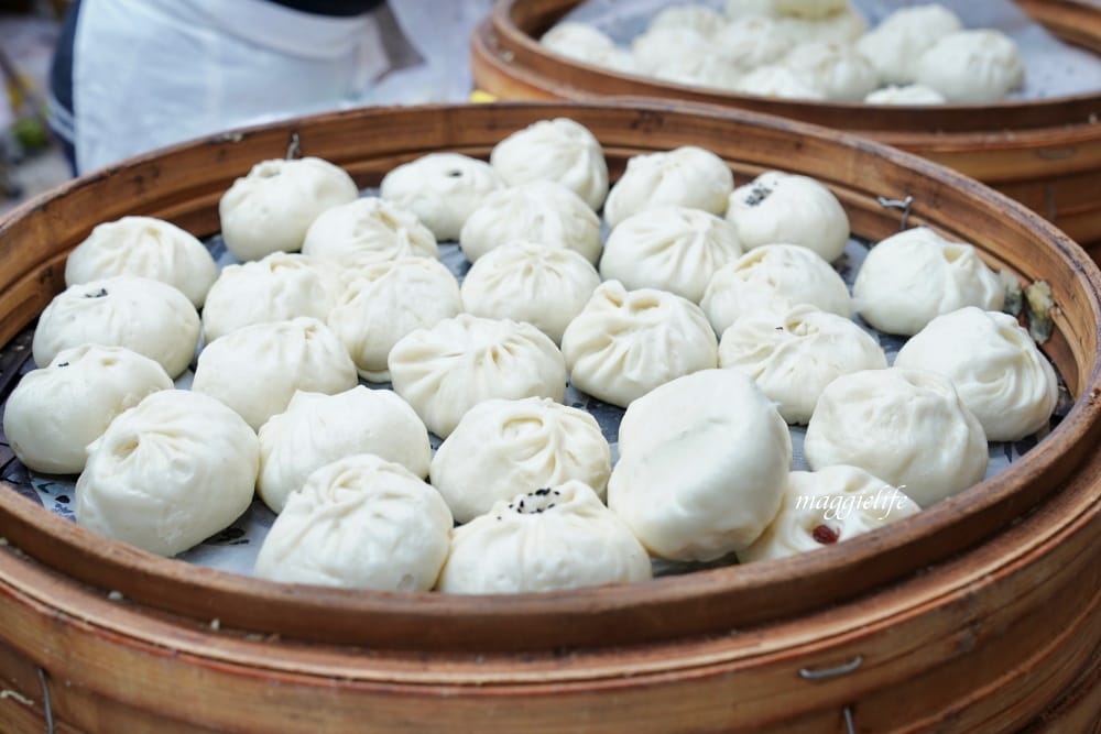 金山老街必吃｜金山王肉包，一出爐就秒殺，每天大排長龍，30年老店每個17元，可外帶外送宅配