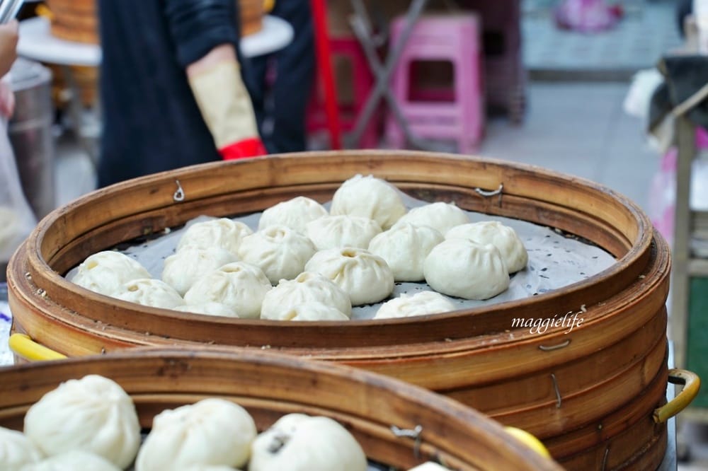 金山老街必吃｜金山王肉包，一出爐就秒殺，每天大排長龍，30年老店每個17元，可外帶外送宅配