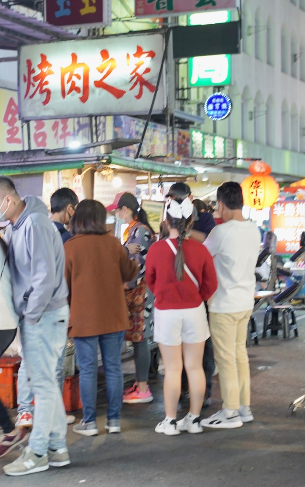 烤肉之家六合夜市，帶有焦香味的老店排隊烤肉美食，秘方醬汁鹹甜香口感超好吃！