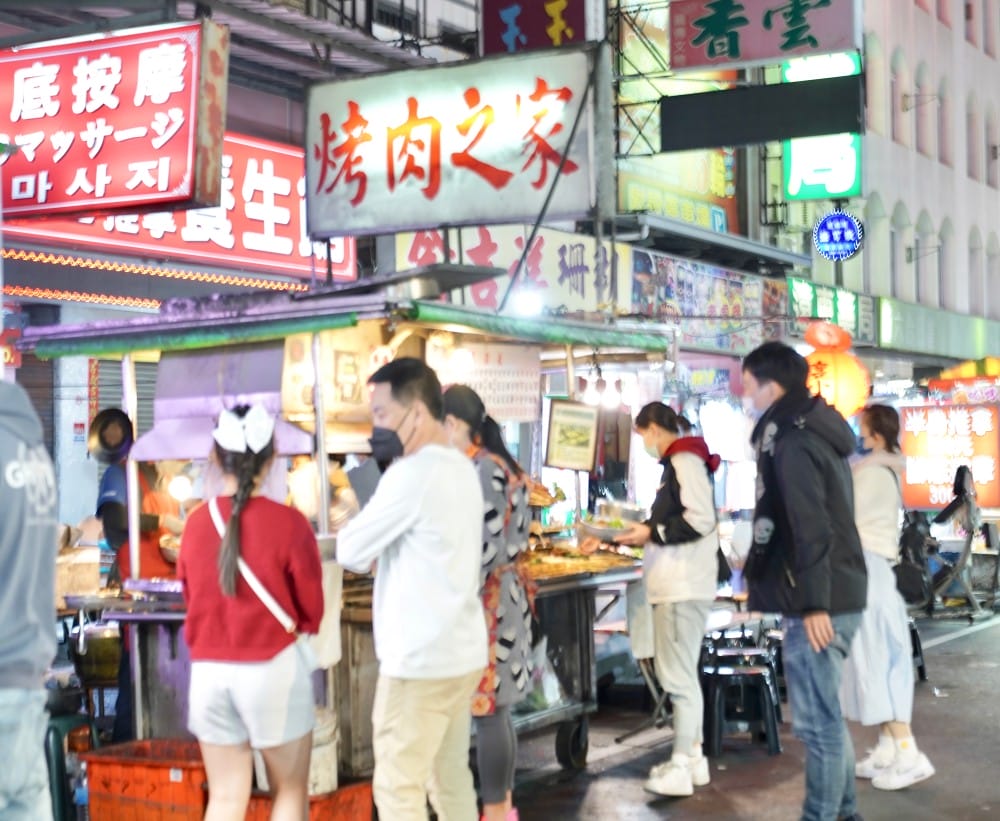 烤肉之家六合夜市，帶有焦香味的老店排隊烤肉美食，秘方醬汁鹹甜香口感超好吃！