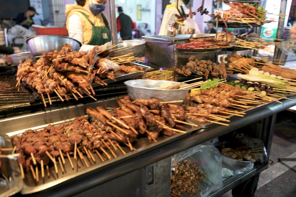 烤肉之家六合夜市，帶有焦香味的老店排隊烤肉美食，秘方醬汁鹹甜香口感超好吃！