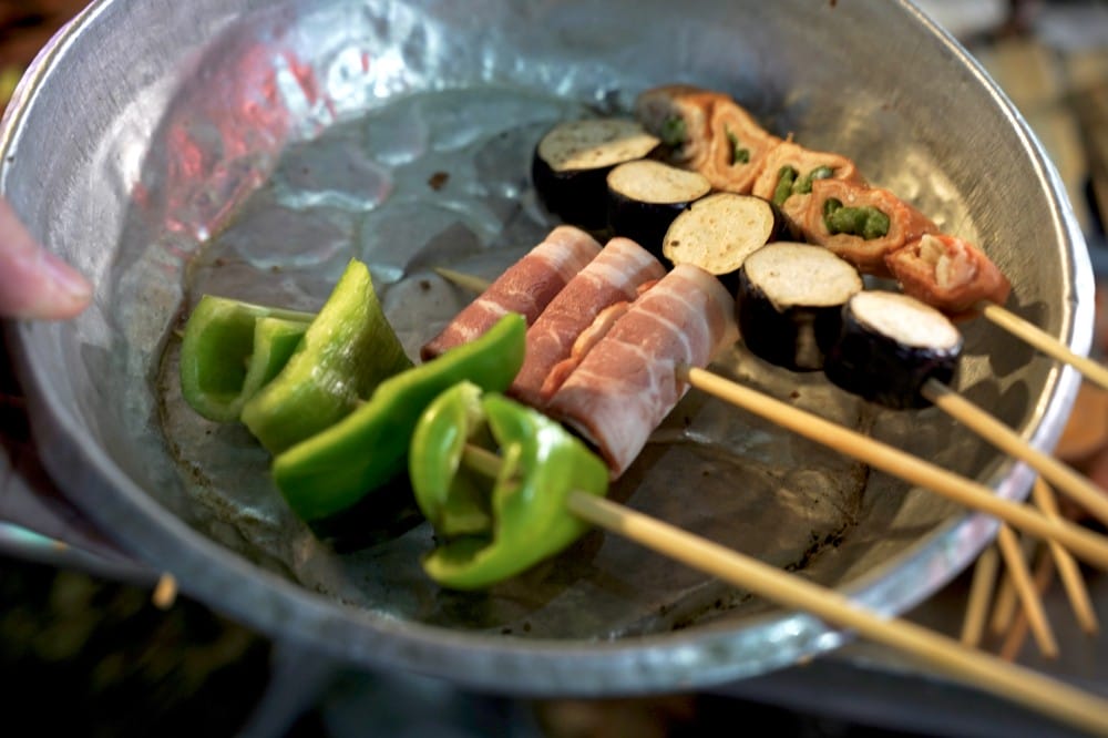 烤肉之家六合夜市，帶有焦香味的老店排隊烤肉美食，秘方醬汁鹹甜香口感超好吃！