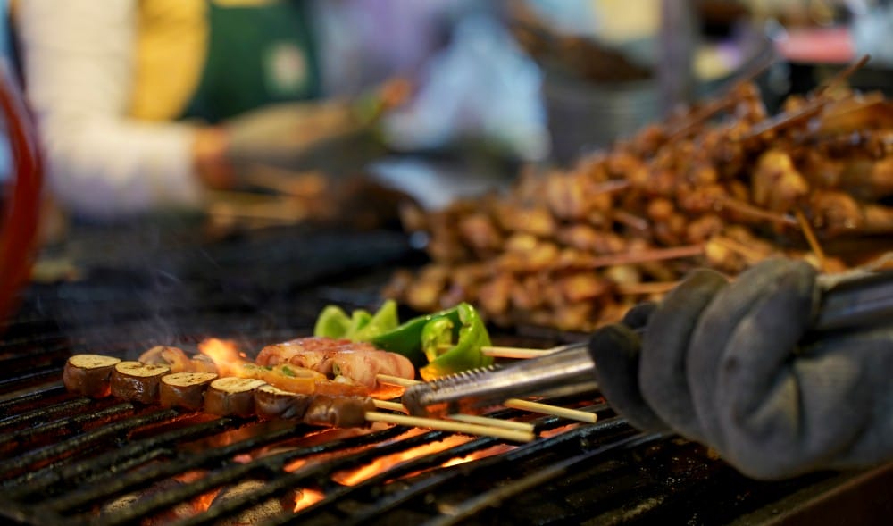 烤肉之家六合夜市，帶有焦香味的老店排隊烤肉美食，秘方醬汁鹹甜香口感超好吃！