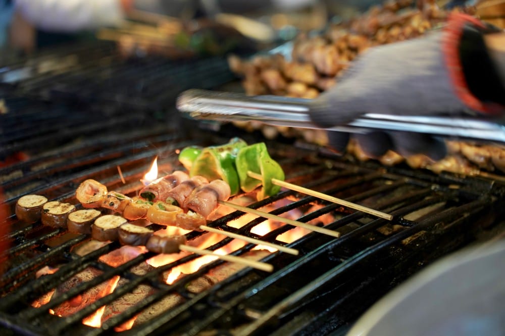 烤肉之家六合夜市，帶有焦香味的老店排隊烤肉美食，秘方醬汁鹹甜香口感超好吃！