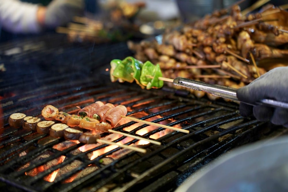 烤肉之家六合夜市，帶有焦香味的老店排隊烤肉美食，秘方醬汁鹹甜香口感超好吃！