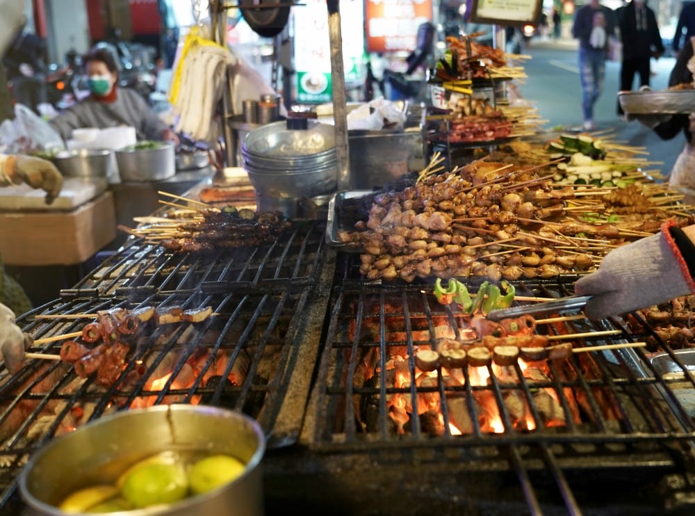 烤肉之家六合夜市，帶有焦香味的老店排隊烤肉美食，秘方醬汁鹹甜香口感超好吃！