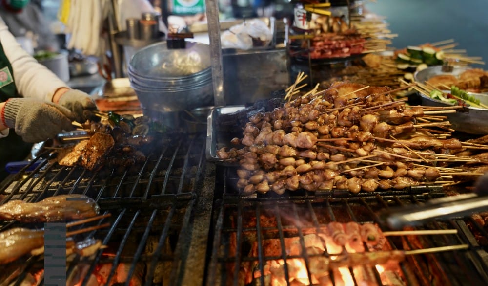 烤肉之家六合夜市，帶有焦香味的老店排隊烤肉美食，秘方醬汁鹹甜香口感超好吃！