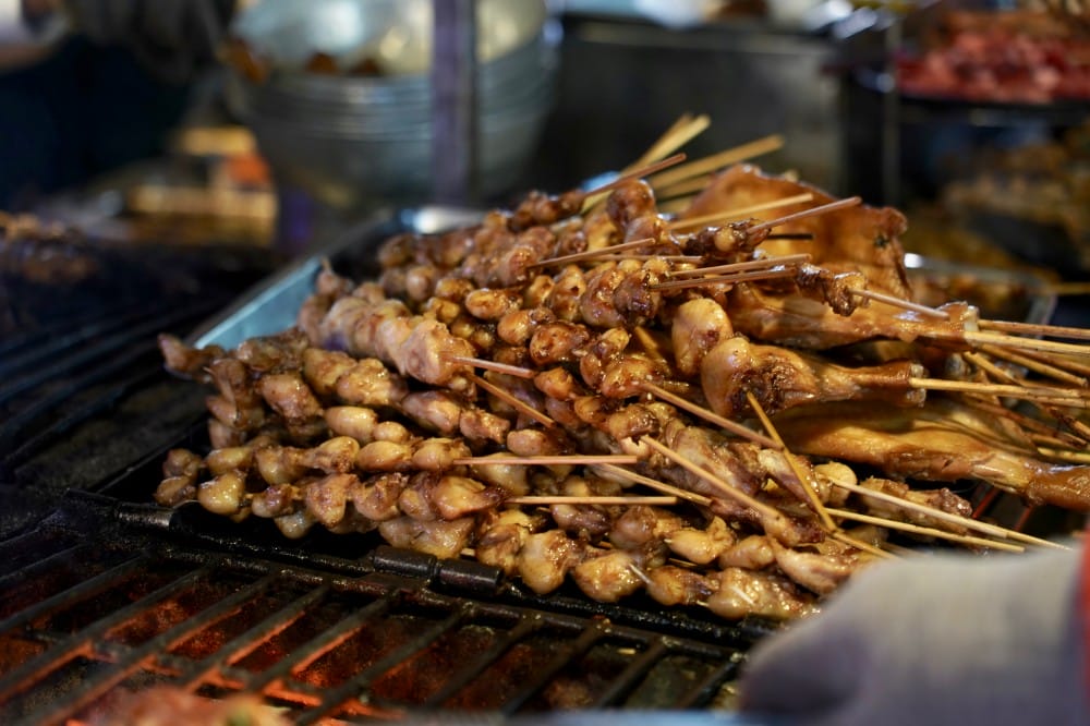 烤肉之家六合夜市，帶有焦香味的老店排隊烤肉美食，秘方醬汁鹹甜香口感超好吃！