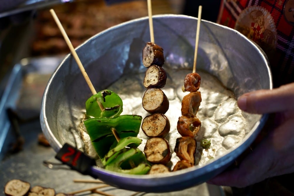 烤肉之家六合夜市，帶有焦香味的老店排隊烤肉美食，秘方醬汁鹹甜香口感超好吃！