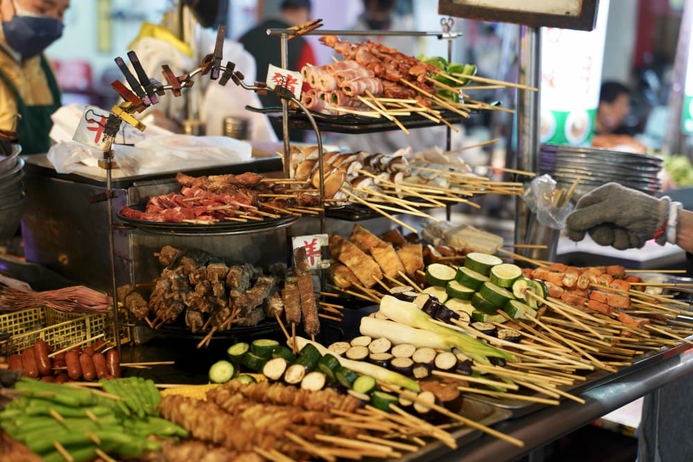 烤肉之家六合夜市，帶有焦香味的老店排隊烤肉美食，秘方醬汁鹹甜香口感超好吃！
