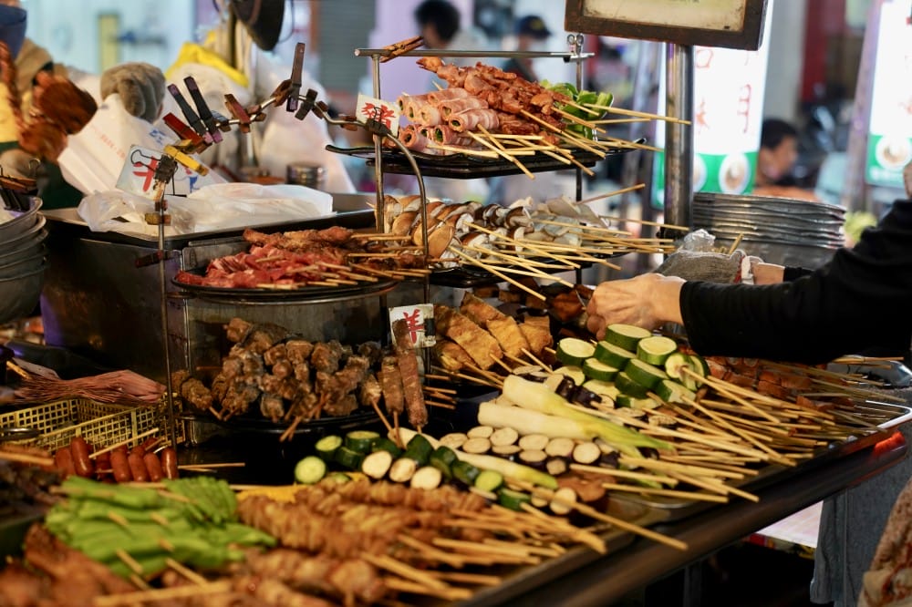 烤肉之家六合夜市，帶有焦香味的老店排隊烤肉美食，秘方醬汁鹹甜香口感超好吃！