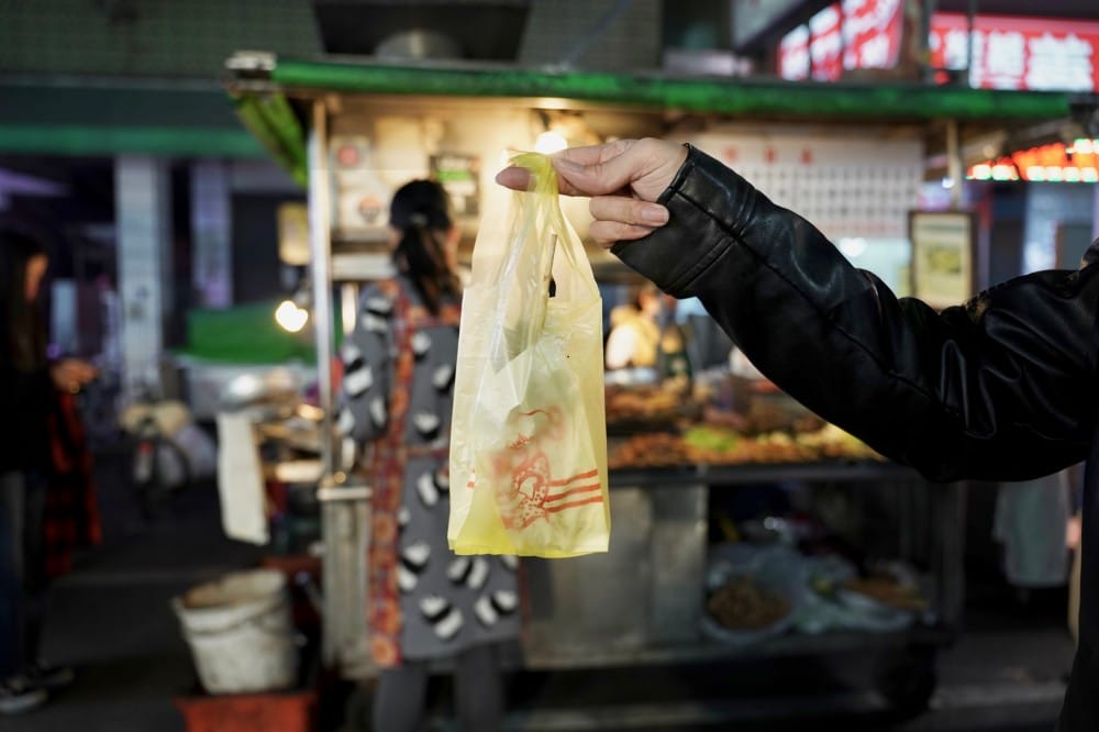 烤肉之家六合夜市，帶有焦香味的老店排隊烤肉美食，秘方醬汁鹹甜香口感超好吃！