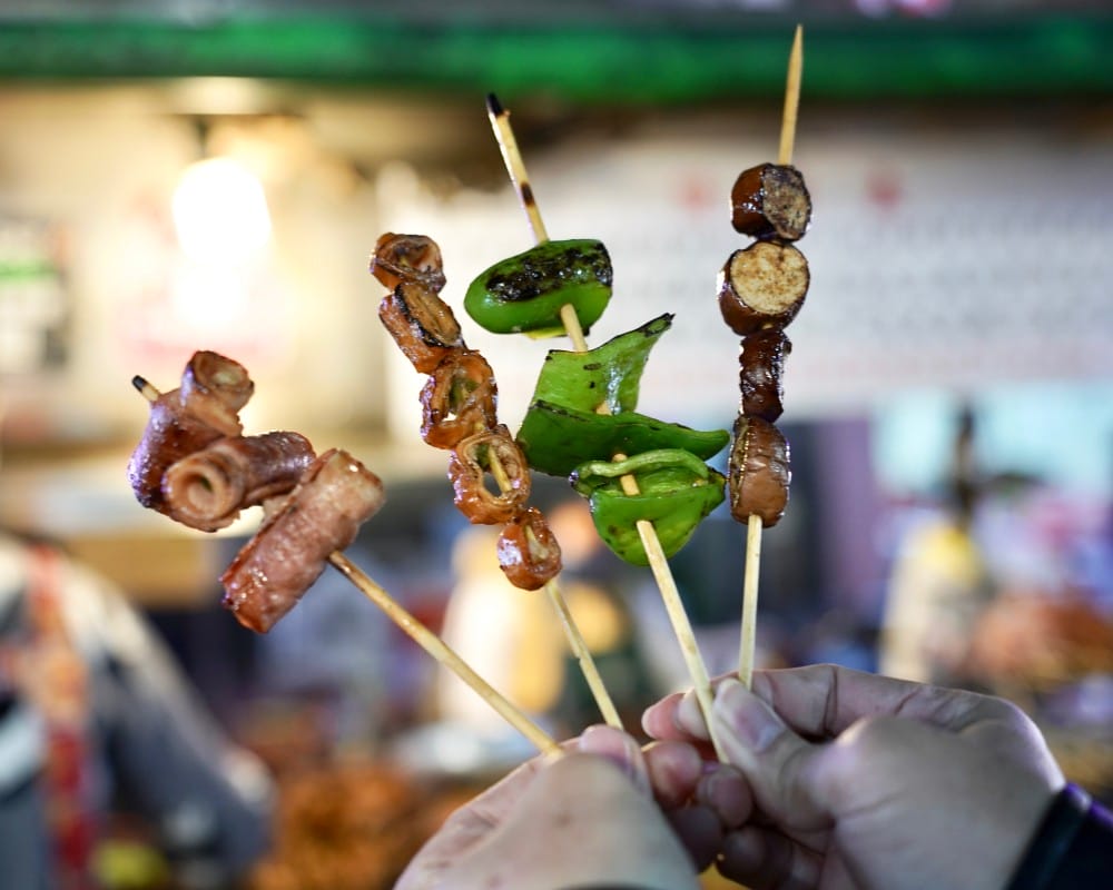 烤肉之家六合夜市，帶有焦香味的老店排隊烤肉美食，秘方醬汁鹹甜香口感超好吃！