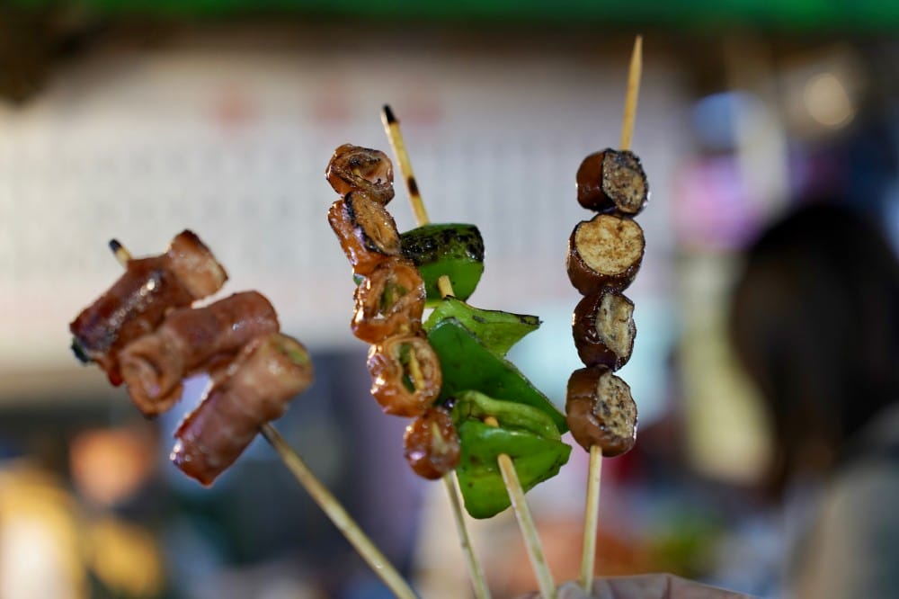 烤肉之家六合夜市，帶有焦香味的老店排隊烤肉美食，秘方醬汁鹹甜香口感超好吃！