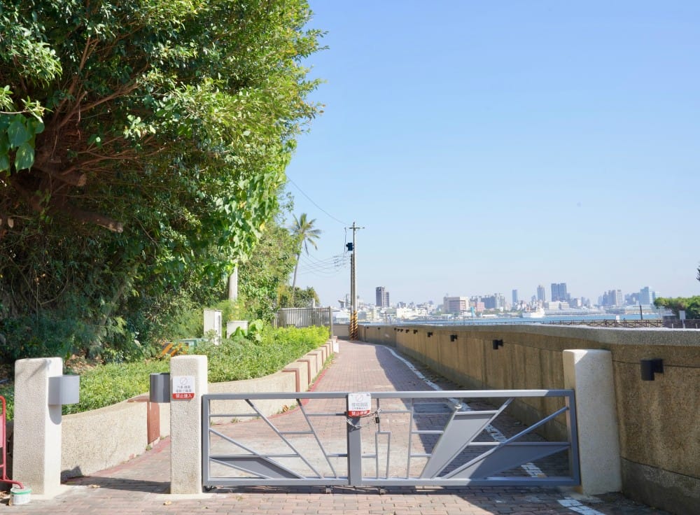 高雄燈塔高雄旗津燈塔，免門票白色燈塔超美還有景觀咖啡廳